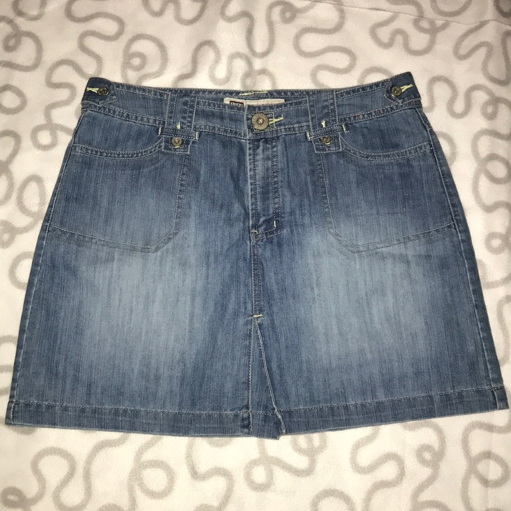 Denim mini skirt with shorts and pockets.